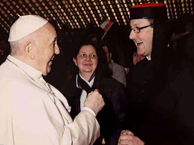 Papa Franjo je darovanu ličku kapu stavio na glavu Mišela Grgurića, gospićkog kancelara prilikom susreta prije pet godina                                                                                                                                 